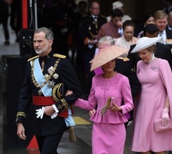 Sus Majestades los Reyes a su llegada a la Abadía de Westminster